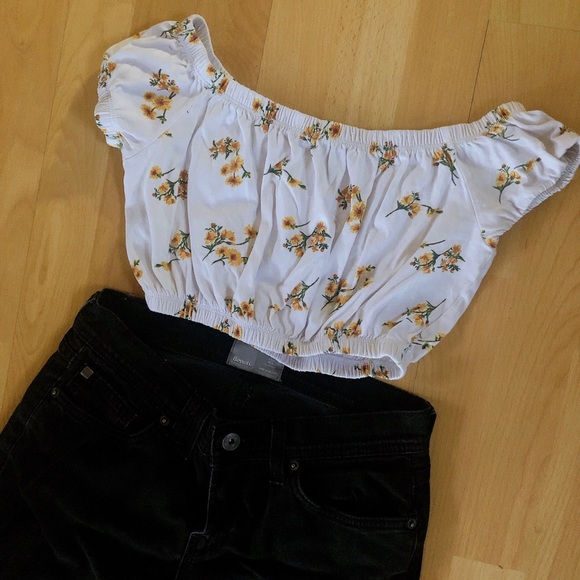 Floral Crop Top Off Shoulders Puff Sleeves 🌻🌼🤍 - Picture 3 of 4